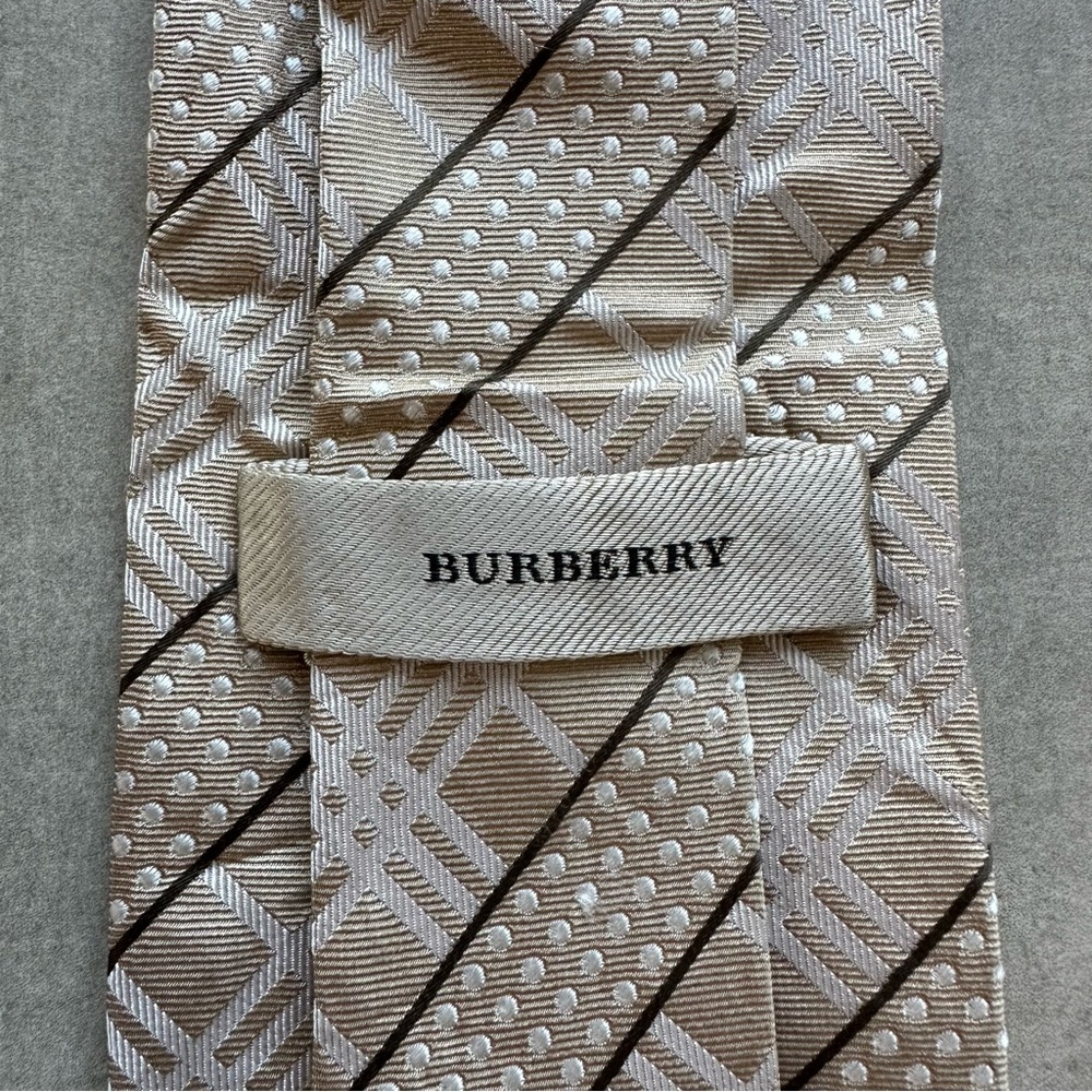 Burberry Tan Silk Tie with Geometric Pattern - Picture 2 of 5